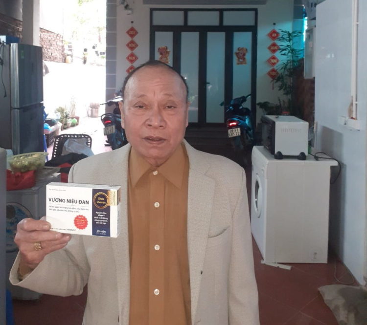 Ông Đàn (Hoàng Mai, Hà Nội) giới thiệu cho ông Doanh sản phẩm Vương Niệu Đan