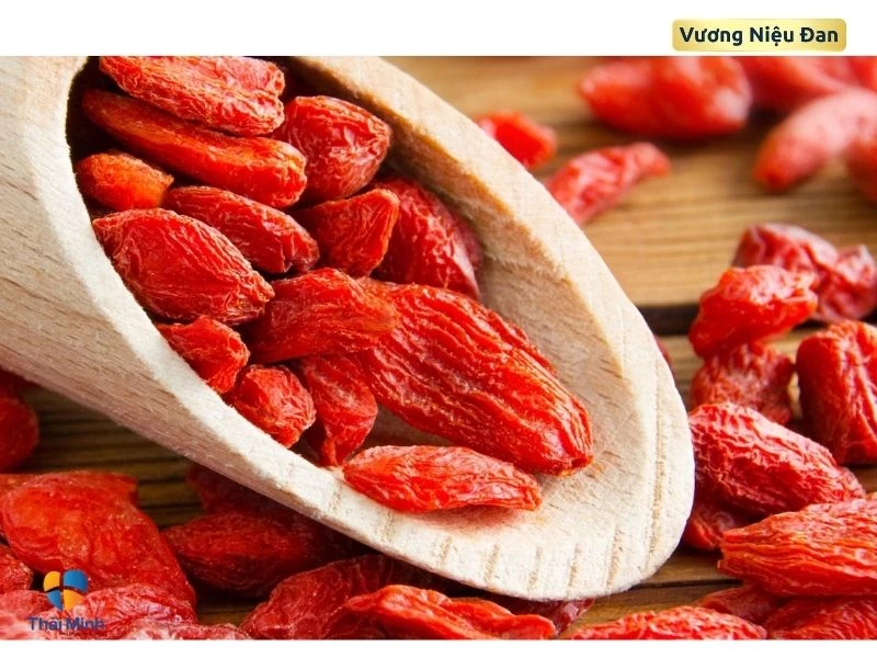Uống nước đun kỷ tử khô trị tiểu đêm.